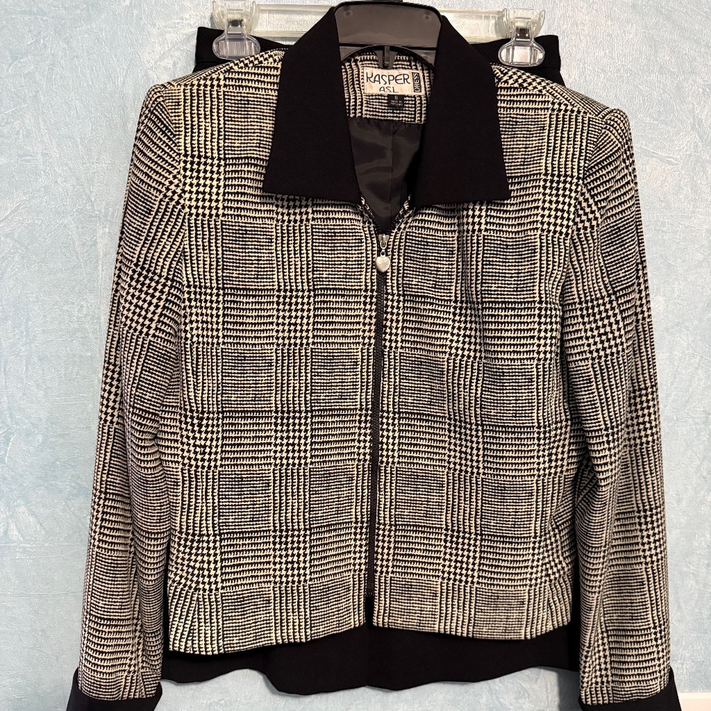 Size 6 Kasper Women’s suit